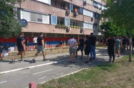 VIDEO: Veći broj muškaraca na Limanu ponovo iscrtava trobojke po zgradama, došlo i do tuče