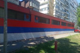 VIDEO: Veći broj muškaraca na Limanu ponovo iscrtava trobojke po zgradama, došlo i do tuče