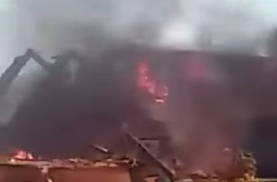 VIDEO: Izgorela garaža u velikom požaru u Beočinu, nije bilo povređenih