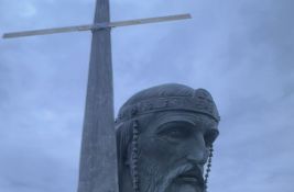 Pijanista od mača Stefana Nemanje napravio krst - Ministarstvo traži kaznu za skrnavljenje spomenika