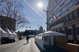 Nedeljama beli šatori kod Skupštine, dovezeni i toaleti, a ko to kampuje - nadležni ne odgovaraju