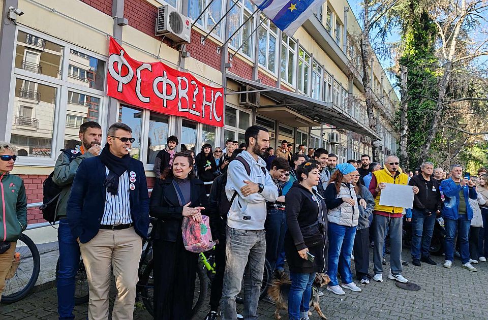 VIDEO: Razgibavanje kod novosadskog DIF-a, okupljeni sprečili dekana da uđe u zgradu, pa on otišao