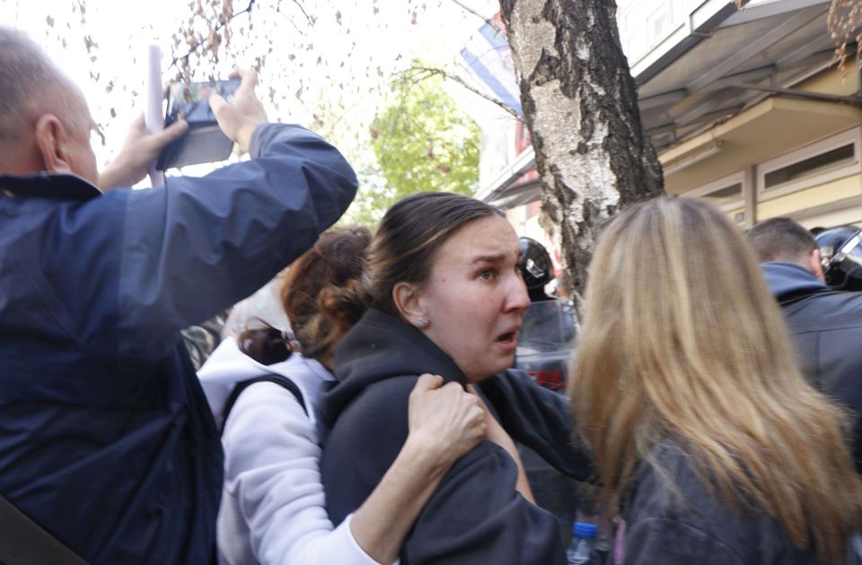Studentkinja koju je policija ispred DIF-a udarila štitom u glavu ima potres mozga