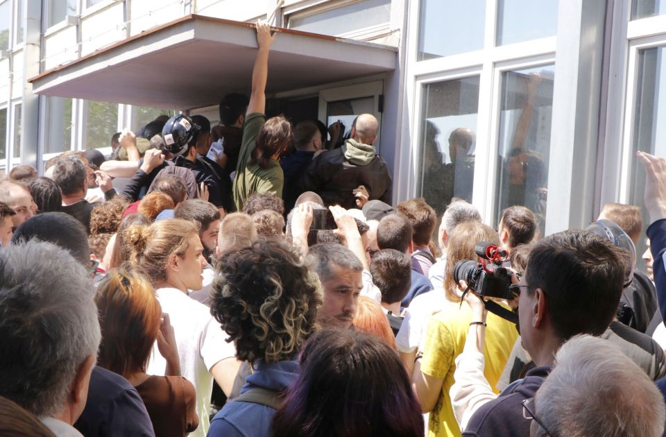 Studenti u blokadi: Nezakonito uhapšen student FTN, policija upotrebila prekomernu silu ispred DIF-a