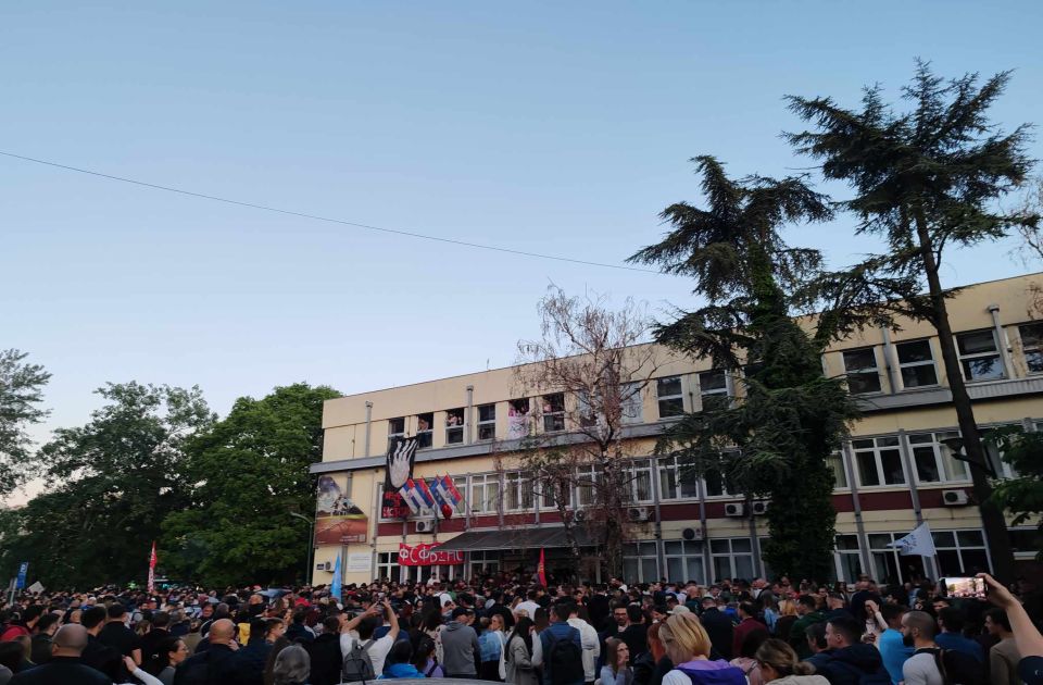 FOTO, VIDEO Protest "Pamtimo sve" zbog prebijanja ispred DIF-a: Građani čuvaju studente