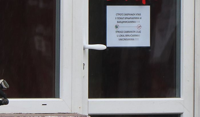 FOTO: Novosadska kafana zabranila ulaz "brnjičarima i vakcinisanima", nakon poziva 021 "mera" ukinuta