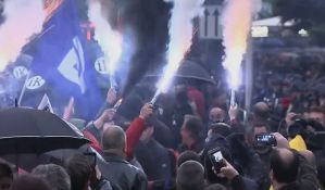 Tirana: Demonstranti gađali kordon policije i zgradu vlade dimnim bombama