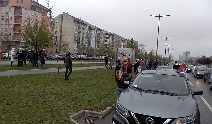 VIDEO: Novosađani krenuli sopstvenim kolima u Beograd na protest