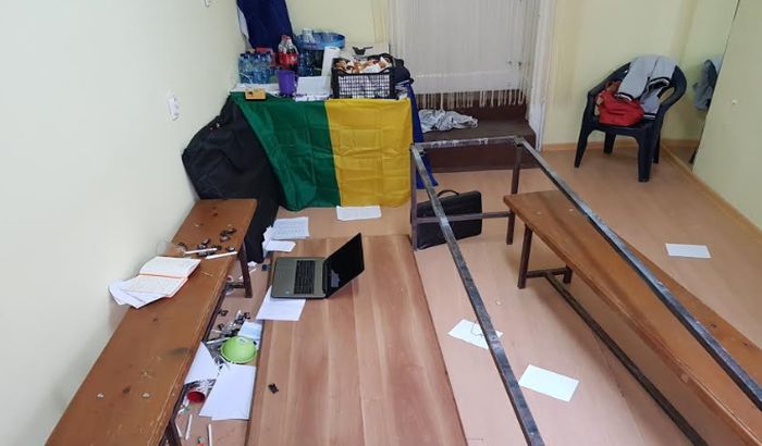 FOTO: Napadnuti aktivisti Vojvođanskog fronta u kancelariji u Sremskim Karlovcima