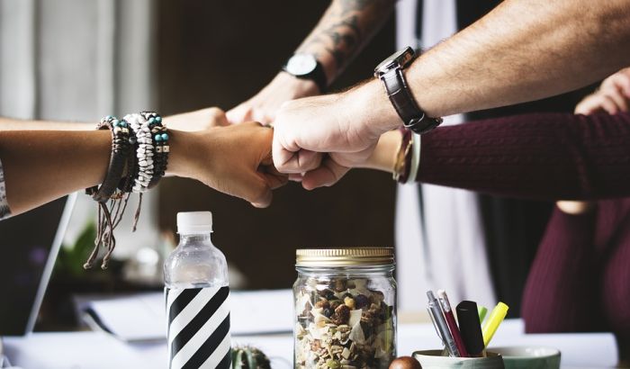 Bolnice zabranile rukovanje i uvele pozdrav pesnicama