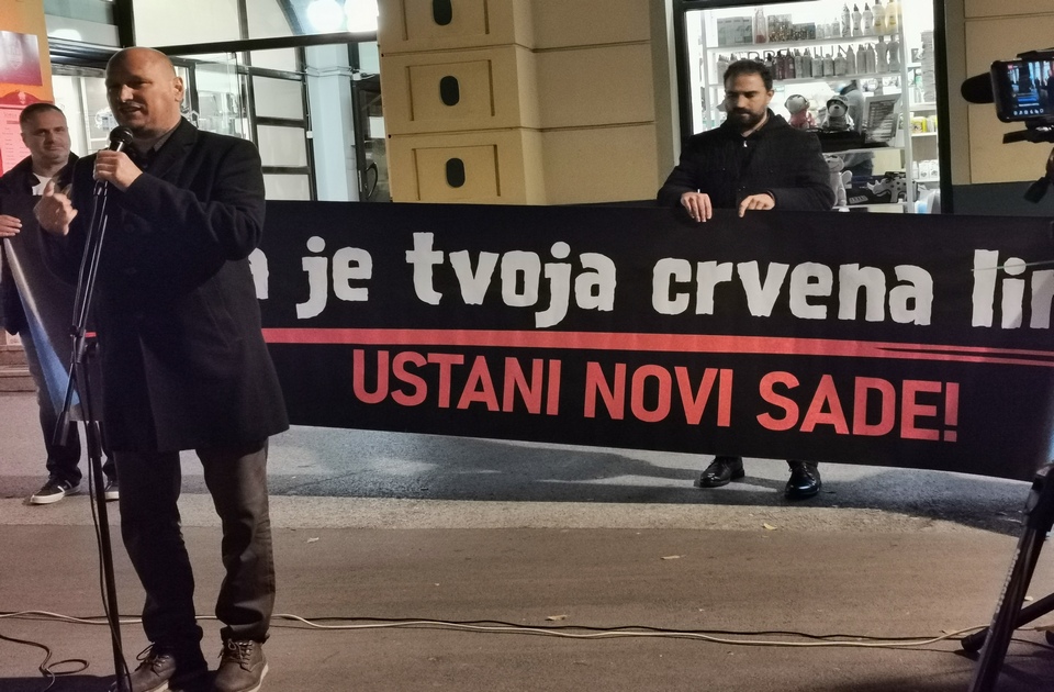FOTO: Javna diskusija kojoj je otkazano gostoprimstvo održana ispred Hotela Vojvodina