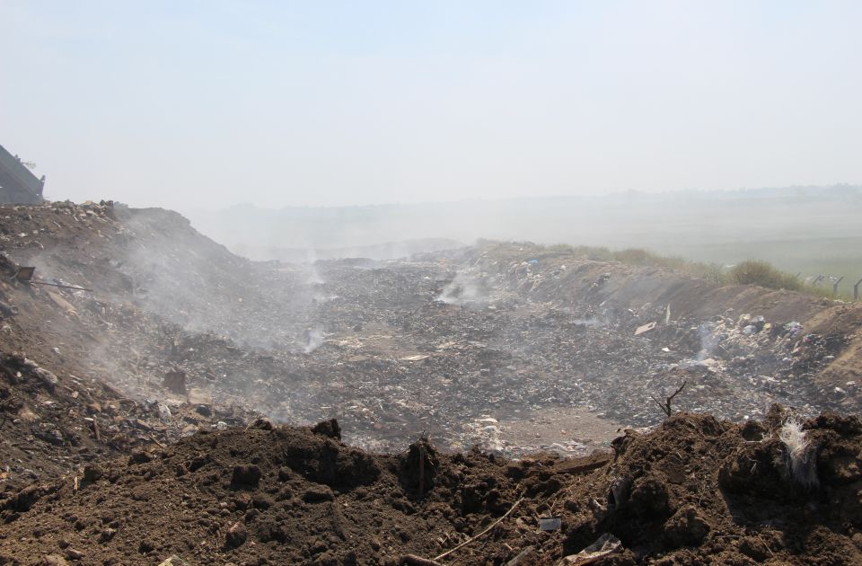 FOTO: Deponija u Temerinu gori danima, a dim ide u okolna mesta - pogledajte šta se danas dešava