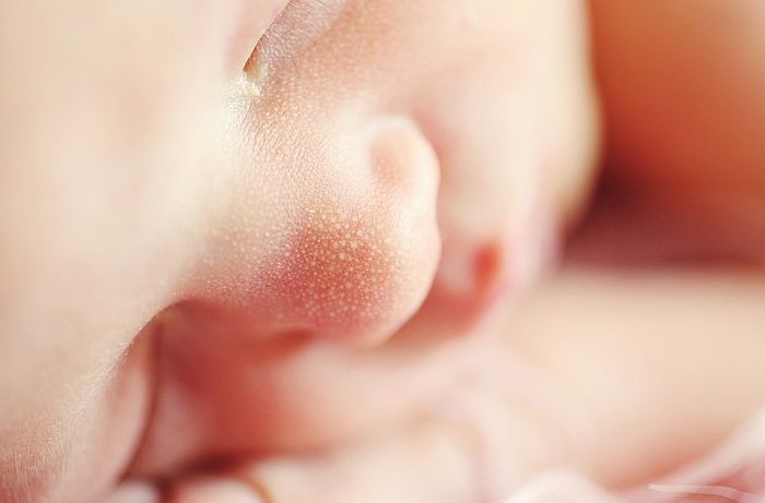 Štucanje pomaže bebama da regulišu disanje i važno je za njihov razvoj