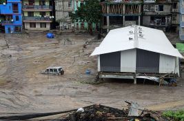 Najmanje 10 ljudi poginulo, više od 80 nestalih u poplavama u Indiji