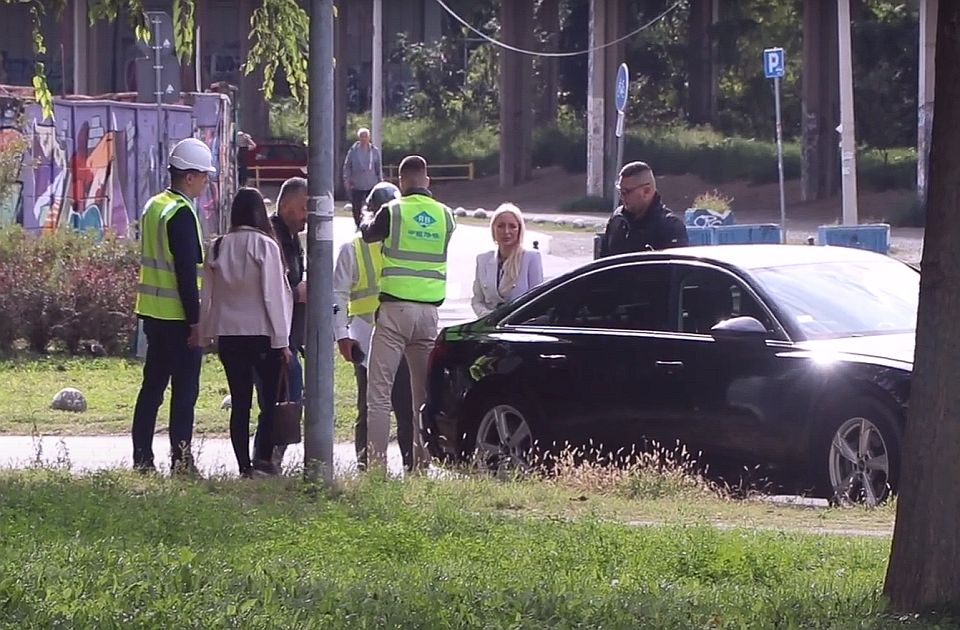 VIDEO Vesićeva poseta Novom Sadu: Ministarski "audi" i radnički šlem