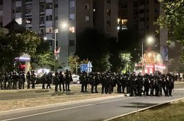 VIDEO: Pogledajte kako je policija izgurala građane na Voždovcu da bi prošli Vučić, Dačić i Macut