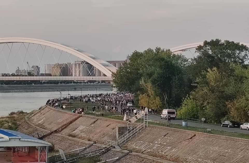 UŽIVO Počela šetnja pristalica SNS u Petrovaradinu: Žandarmerija blokirala gradić, most i tvrđavu