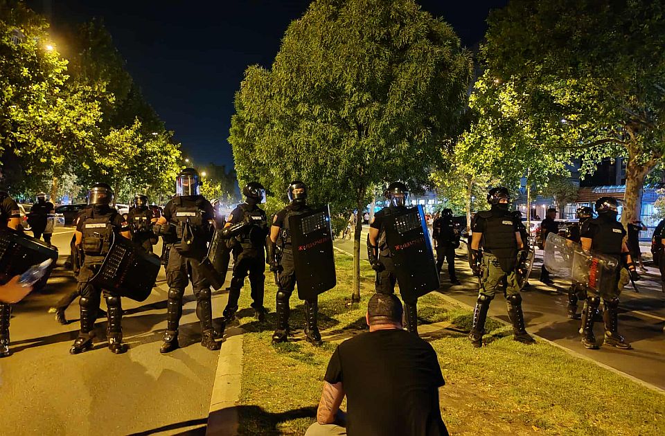AP: Vučić pojačava suzbijanje protesta