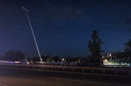 FOTO, VIDEO Pukao betonski nosač za banderu na Mostu slobode: Saobraćaj potpuno obustavljen