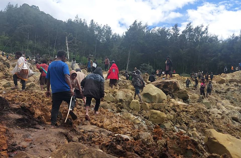 Najmanje 2.000 mrtvih u klizištu na Papui Novoj Gvineji
