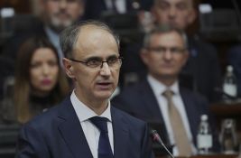 Premijer Macut osudio skrnavljenje cveća ostavljenog za žrtve pada nadstrešnice u Novom Sadu