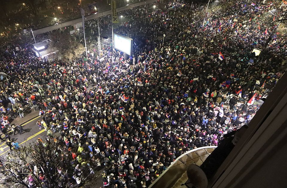 Studenti u blokadi traže raspuštanje Narodne skupštine i vanredne parlamentarne izbore Studenti u blokadi traže raspuštanje Narodne skupštine i vanredne parlamentarne izbore