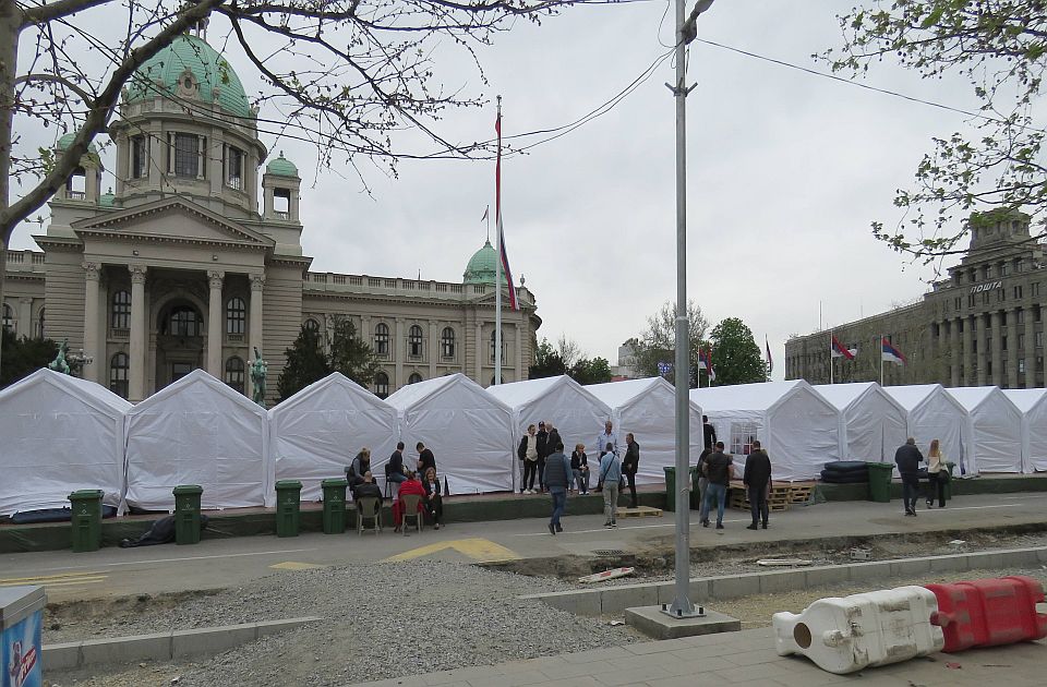 Popović (SSP) pitala Dačića o kampu ispred Doma Narodne skupštine Srbije