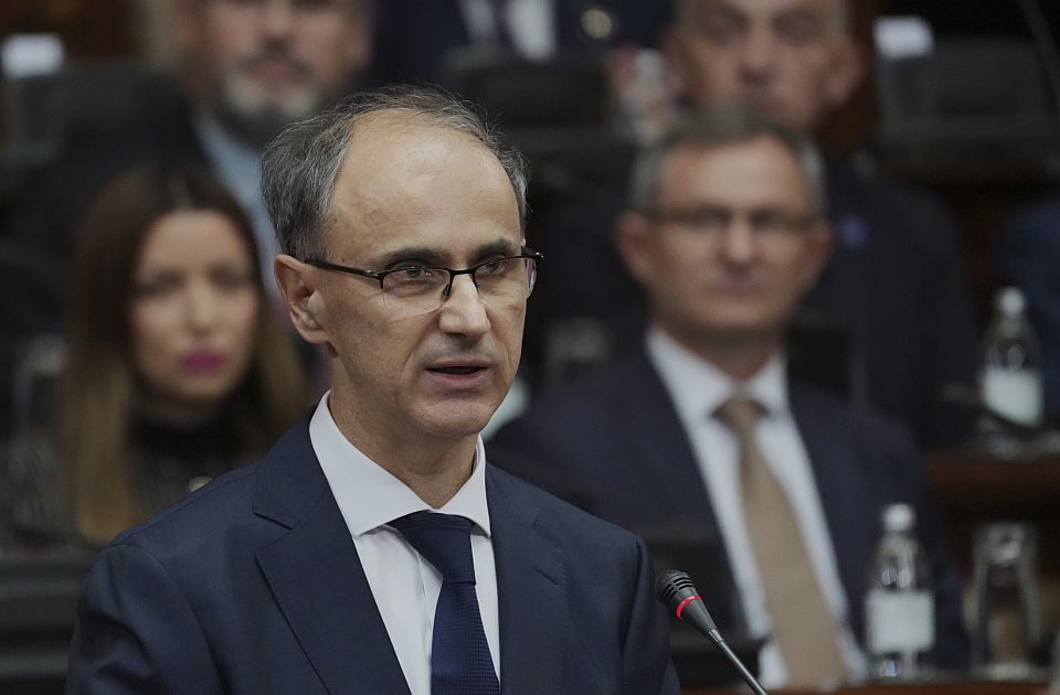 Premijer Macut osudio skrnavljenje cveća ostavljenog za žrtve pada nadstrešnice u Novom Sadu