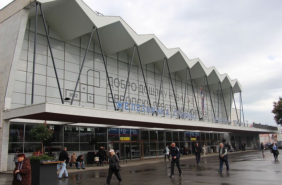 Ko je uklonio betonske kocke sa krova Železničke stanice u Novom Sadu? Ko je uklonio betonske kocke sa krova Železničke stanice u Novom Sadu?