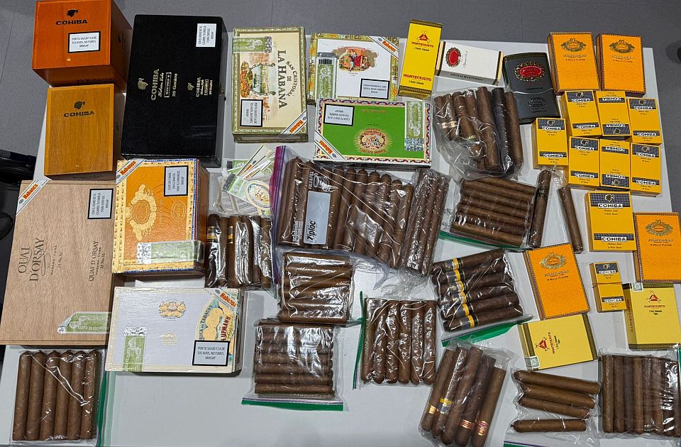 FOTO Carinici zaplenili luksuznu robu vrednu šest miliona dinara: Dijamante, tompuse, rolekse...