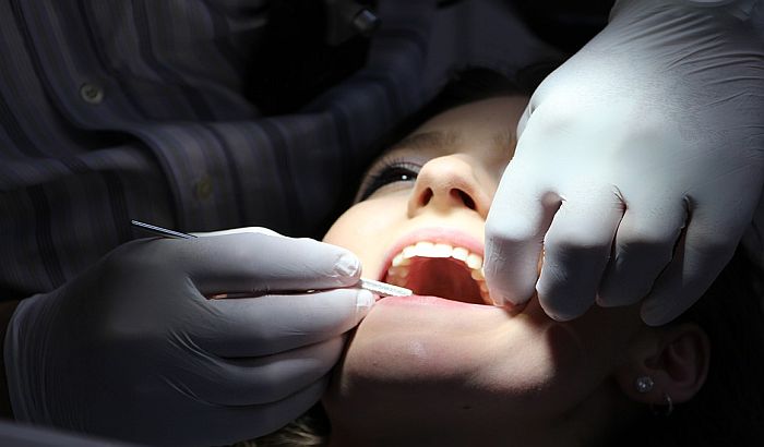 Pacijentkinji izvadio 22 zdrava zuba i ugradio joj loše mostove