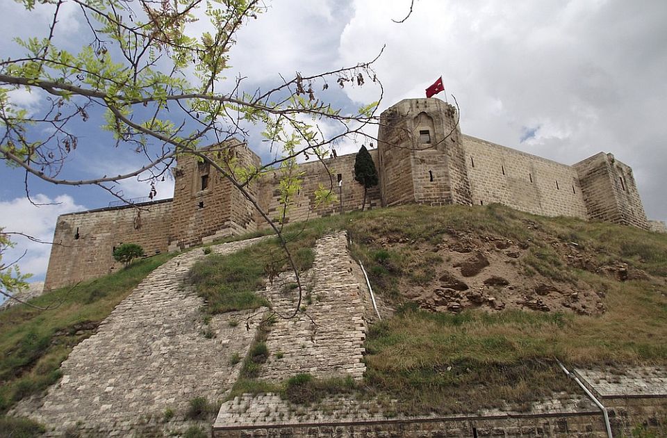 VIDEO: Zamak star skoro dve hiljade godina teško oštećen u zemljotresu u Turskoj