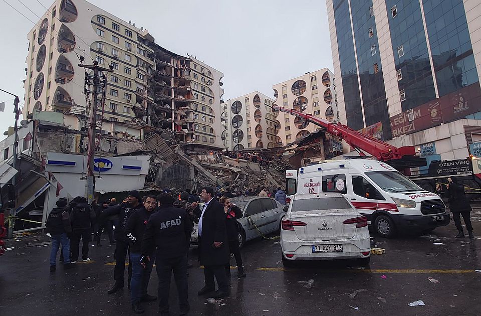FOTO, VIDEO: Više od 3.700 poginulih u snažnom zemljotresu koji je pogodio Tursku i Siriju