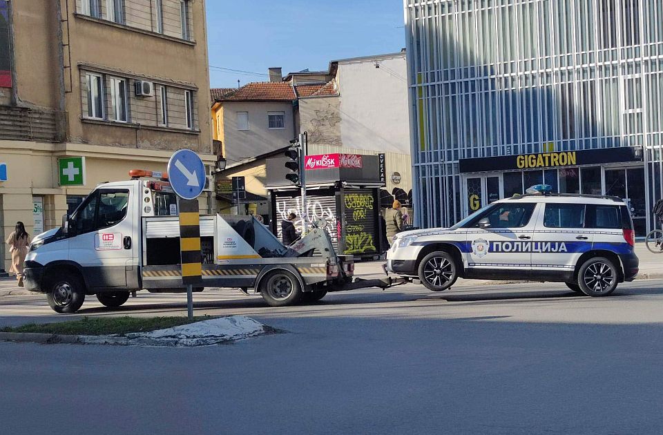 FOTO Nesvakidašnja scena u Novom Sadu: Pauk "pokupio" policijski auto