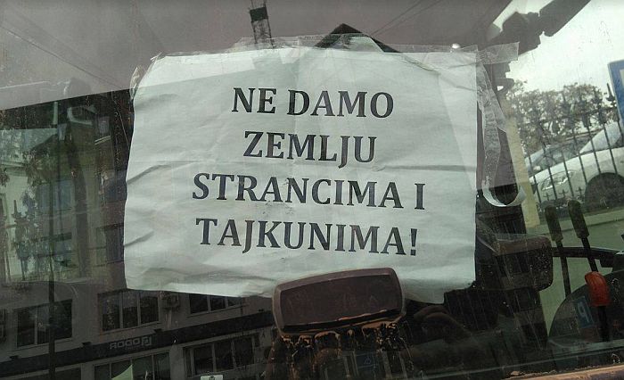 FOTO: Izglasano da se Tenisu na 30 godina izda državno zemljište, paori protestuju