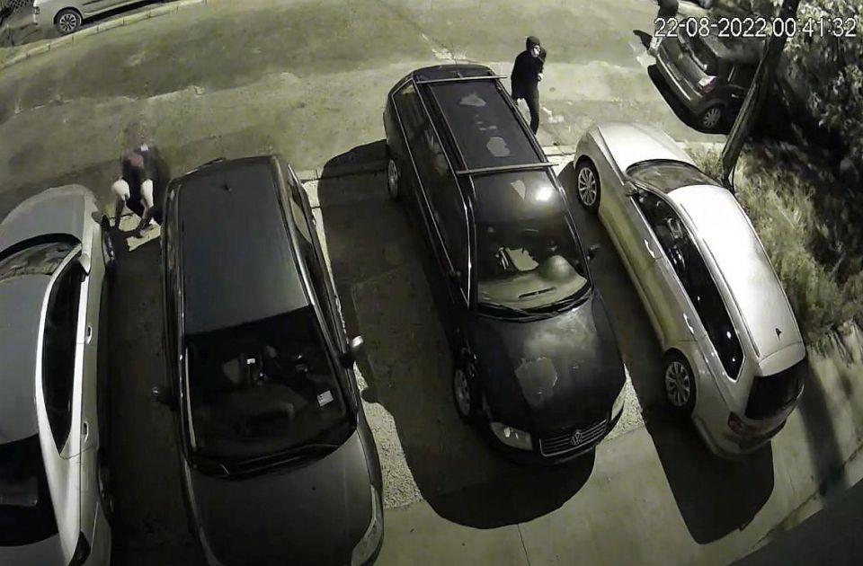 VIDEO Pogledajte kako kradu sitne delove na automobilima u Novom Sadu: Uigrani lopovi i nikom ništa