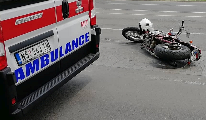 Motociklista teško povređen u udesu na Telepu