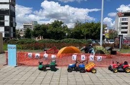 FOTO, VIDEO Ispred Spensa traktori i Ćandarmerija: Stigla putujuća izložba mini Ćacilenda iz Padine