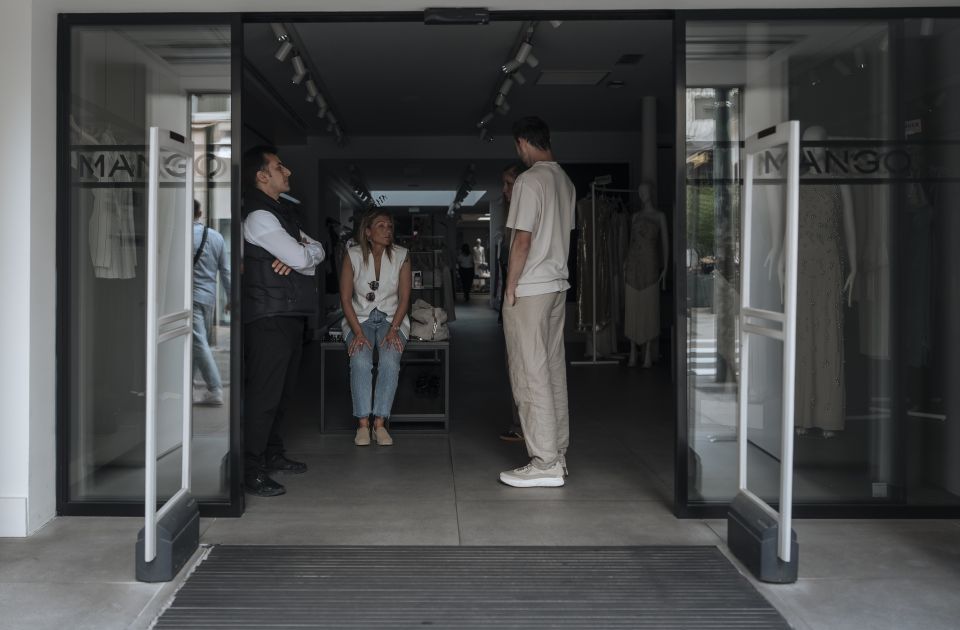 Kan ostao bez struje uoči zatvaranja 78. Filmskog festivala, tri stuba dalekovoda odsečena testerom Kan ostao bez struje uoči zatvaranja 78. Filmskog festivala, tri stuba dalekovoda odsečena testerom