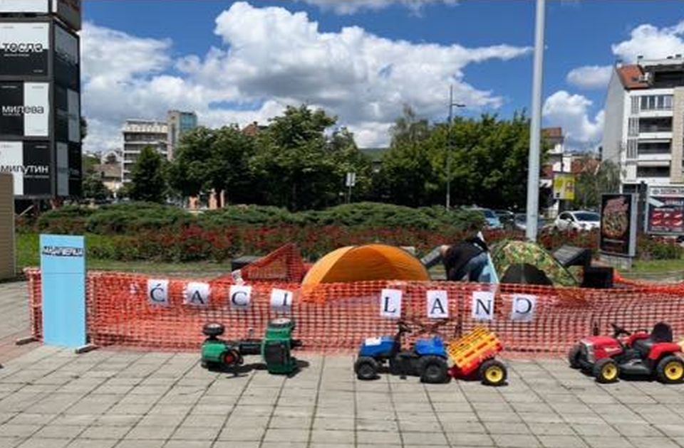 FOTO, VIDEO Ispred Spensa traktori i Ćandarmerija: Stigla putujuća izložba mini Ćacilenda iz Padine