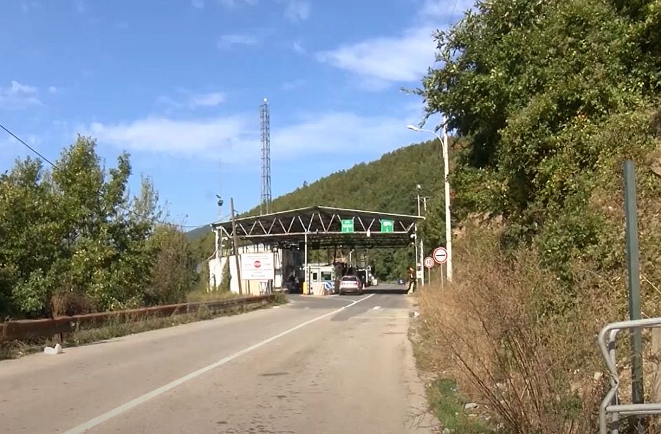 Kosovska policija na Brnjaku oduzela i pocepala zastavu srpskom pevačkom udruženju Kosovska policija na Brnjaku oduzela i pocepala zastavu srpskom pevačkom udruženju