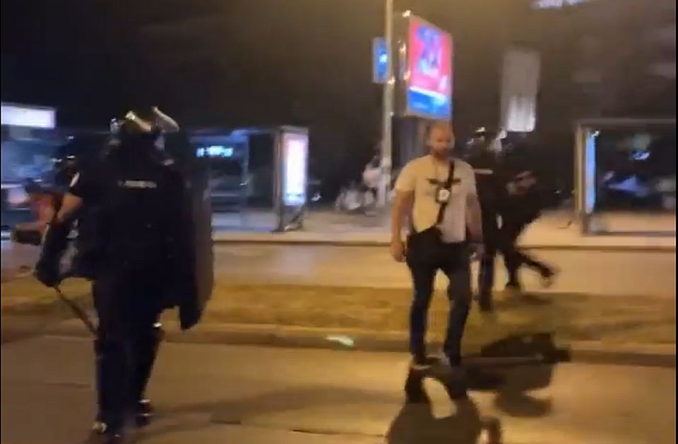 Bravo o "brutalnom nasilju policije" u Novom Sadu: "Našem članu polomili ruku" Bravo o "brutalnom nasilju policije" u Novom Sadu: "Našem članu polomili ruku"