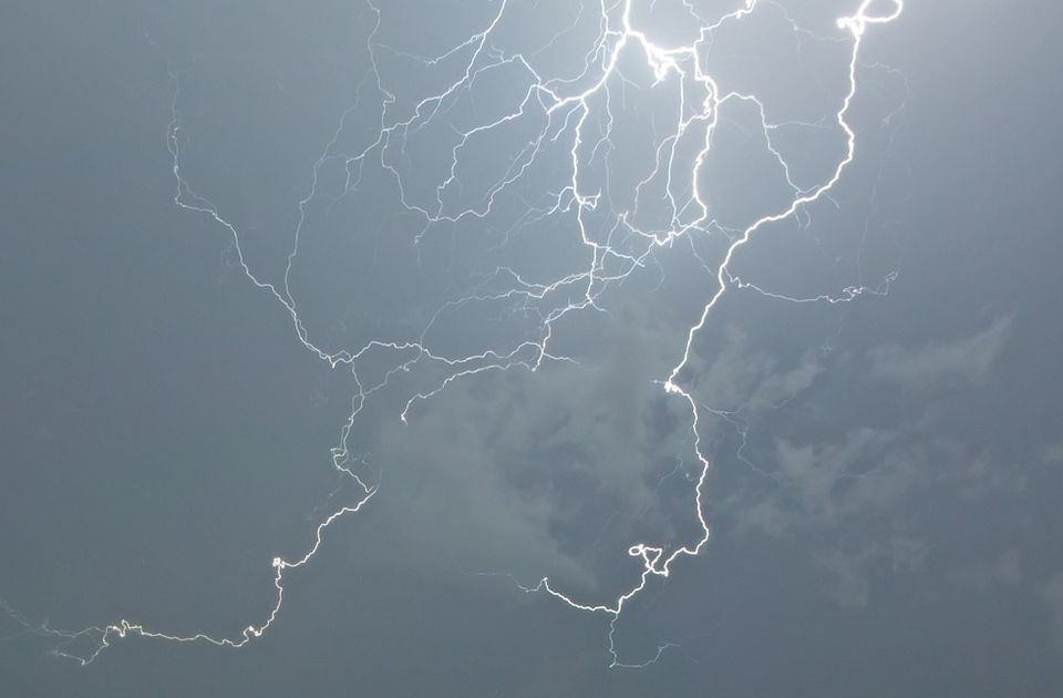 Nevreme širom Srbije: Evakuisane vaspitačice u Ljigu, udari gromova i požari u Subotici, Vranju, Ubu