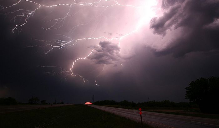 Jako nevreme praćeno gradom pogodilo više gradova u Srbiji