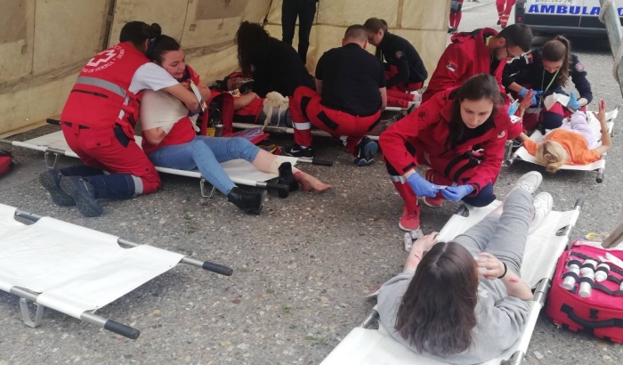 FOTO: Pokazna vežba spasilačkih ekipa, Medicinski fakultet evakuisan usled zemljotresa