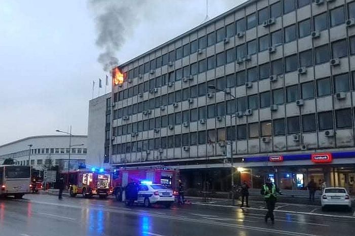 VIDEO, FOTO: Požar na poslednjem spratu Poreske uprave u centru Novog Sada