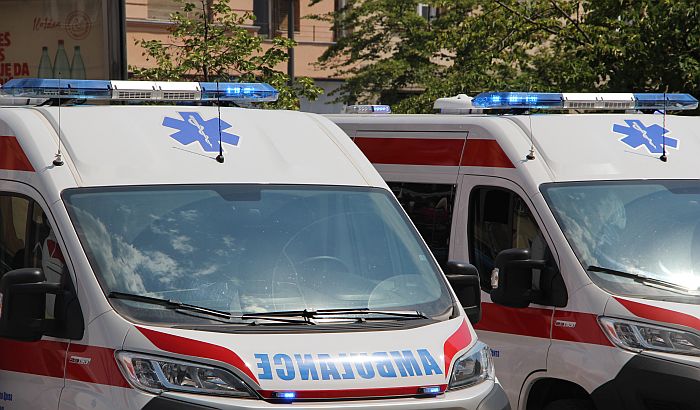 Petoro povređenih u sudaru taksija i pežoa u Veterniku, morali da intervenišu i vatrogasci