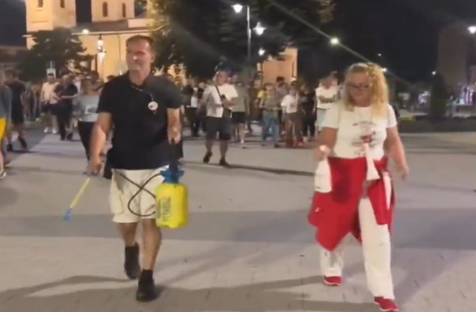 VIDEO: Čačani dezinfikovali i okadili ulice kojima su se prethodno kretale pristalice SNS VIDEO: Čačani dezinfikovali i okadili ulice kojima su se prethodno kretale pristalice SNS