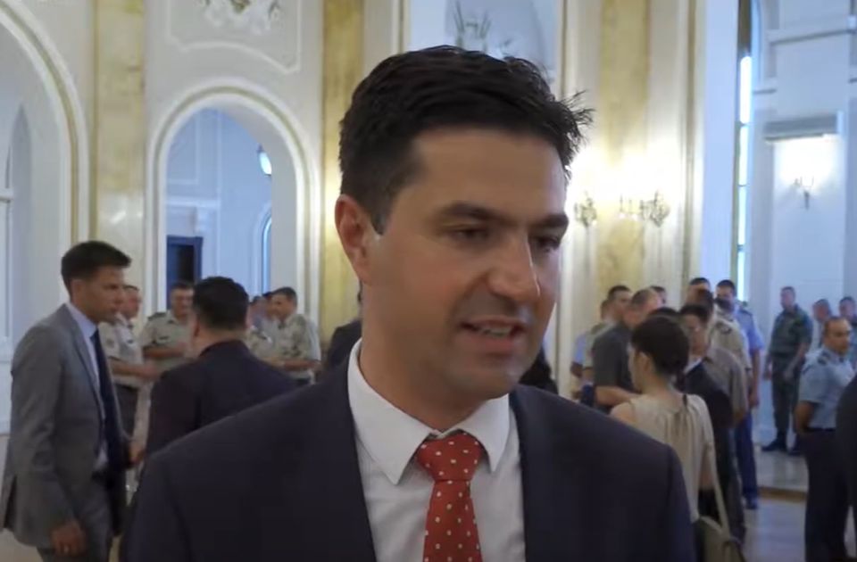 Nakon 17 sati rasprave: Pavlović ostaje gradonačelnik Niša, iako je građane nazvao ustašama Nakon 17 sati rasprave: Pavlović ostaje gradonačelnik Niša, iako je građane nazvao ustašama