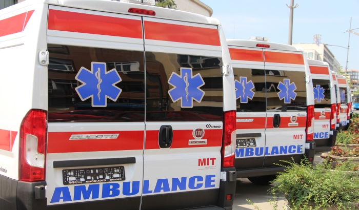 FOTO: Troje povređeno kada se automobil zakucao u ogradu crpne stanice na Keju, mladić prevezen na reanimaciju